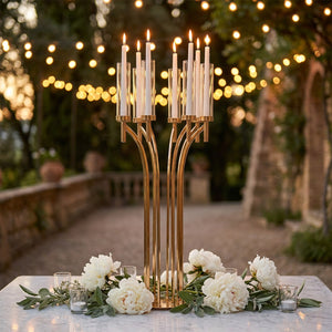 Chandelier doré 8 bras en décor de soirée jardin avec pivoines blanches