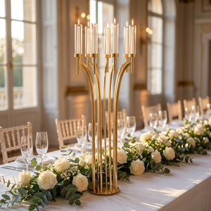 Chandelier doré 8 bras sur table de banquet de mariage avec roses blanches