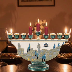 Chandelier Menorah avec bougies allumées