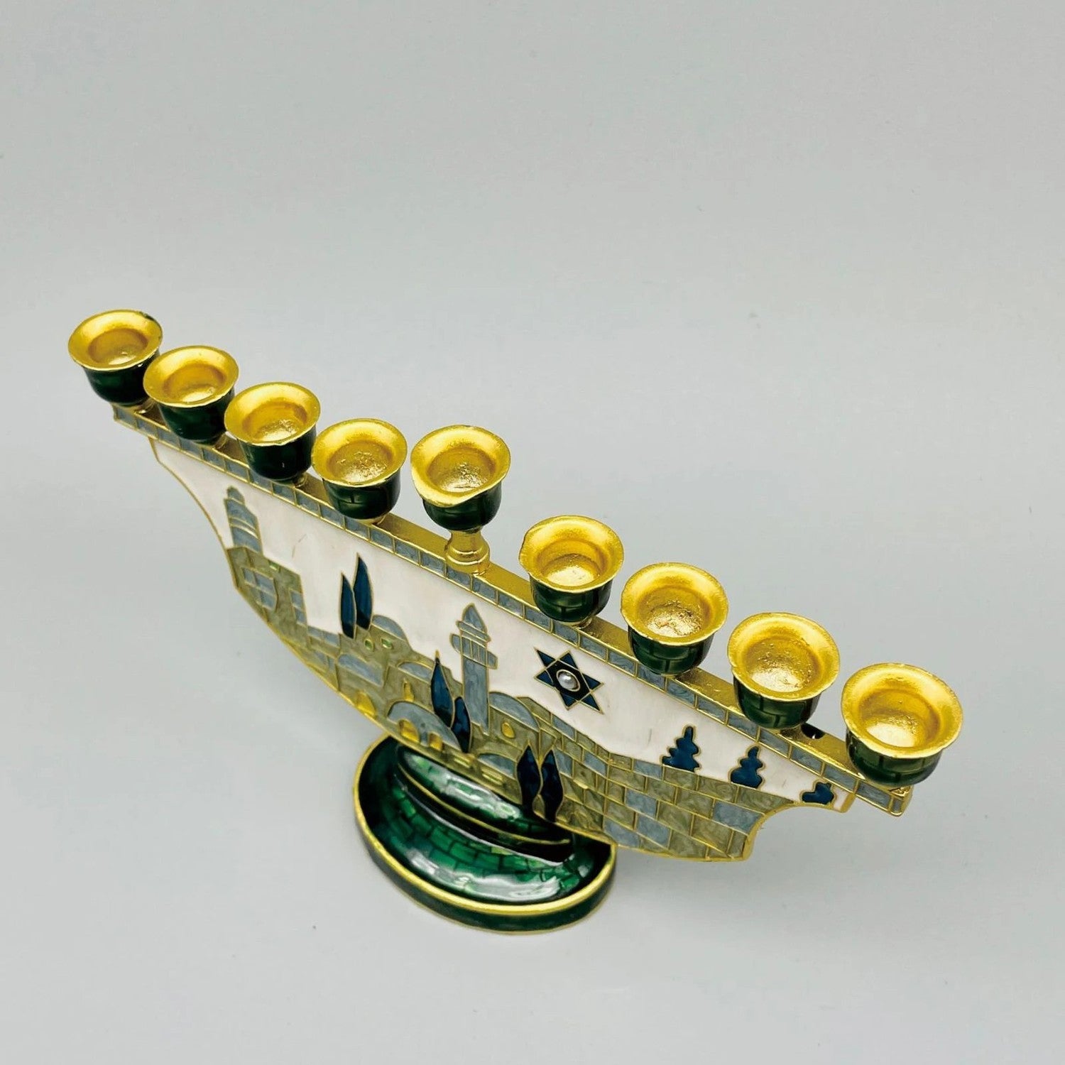 Chandelier Menorah vue 3/4 fond gris