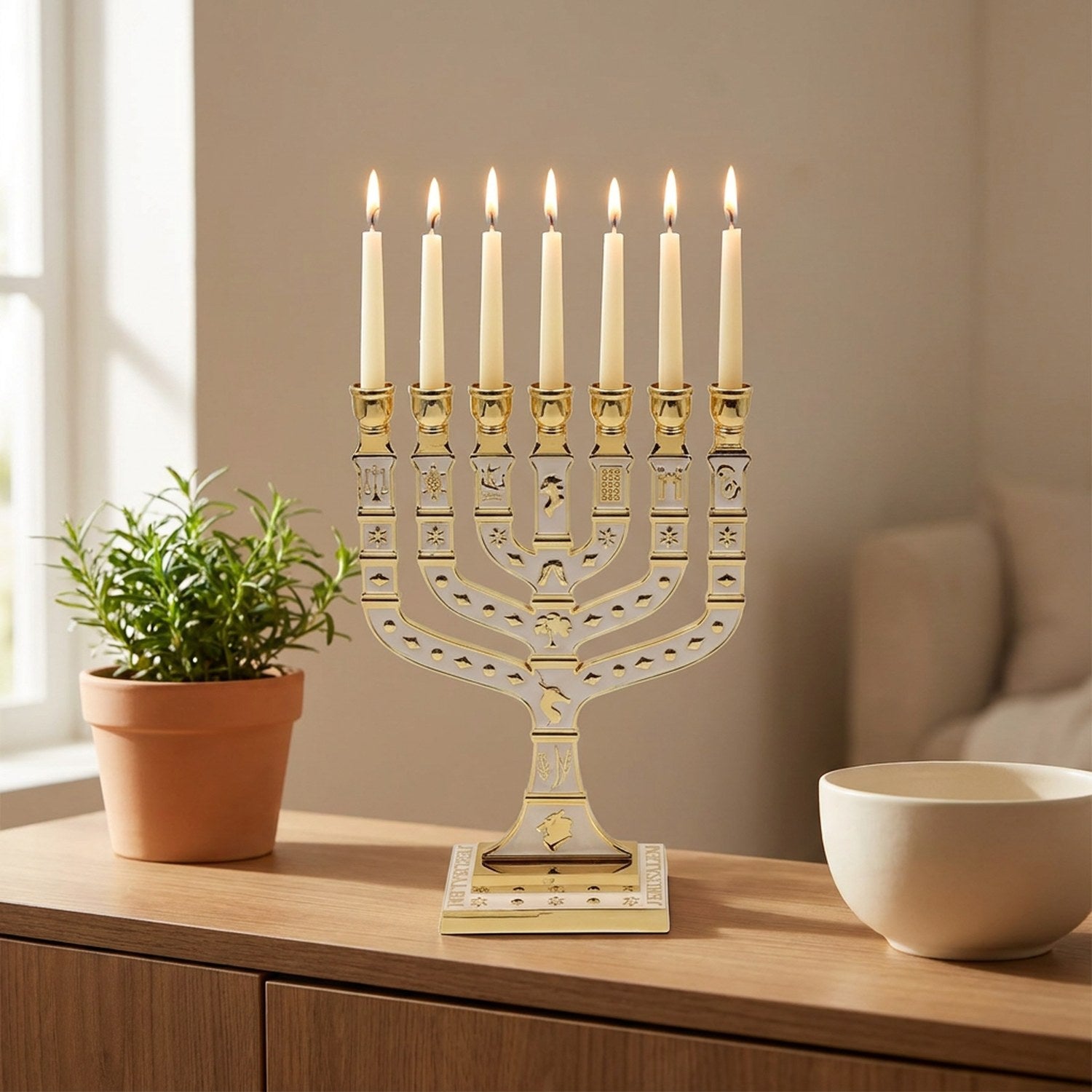 Chandelier menorah doré et blanc sur une console en bois près d'une plante verte