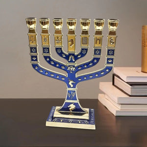 Chandelier menorah à 7 branches en métal doré et émail blanc vu de face