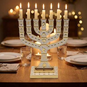 Chandelier menorah doré et blanc en centre de table de dîner aux bougies allumées