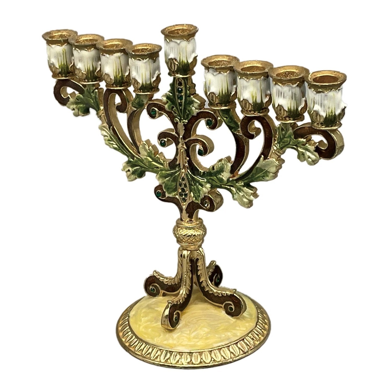 Chandelier en métal orné vu en angle trois quarts