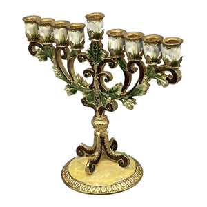 Chandelier en métal orné vu en angle trois quarts