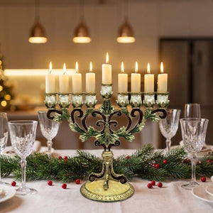 Chandelier à 9 branches en métal orné comme pièce maîtresse d'une table de fête avec bougies allumées