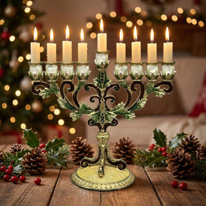 Chandelier en métal à 9 branches posé sur une table décorée avec des bougies piliers allumées