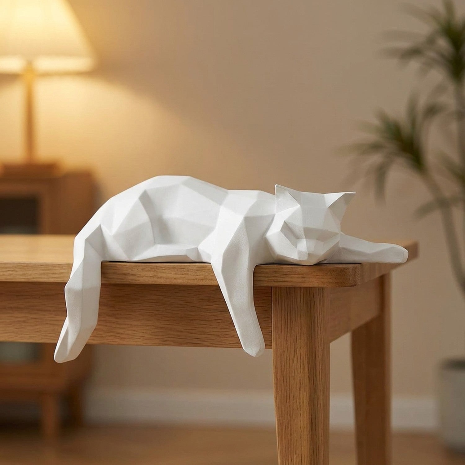 Statue de chat blanc couché draapé sur le bord d une table en bois dans un salon chaleureux
