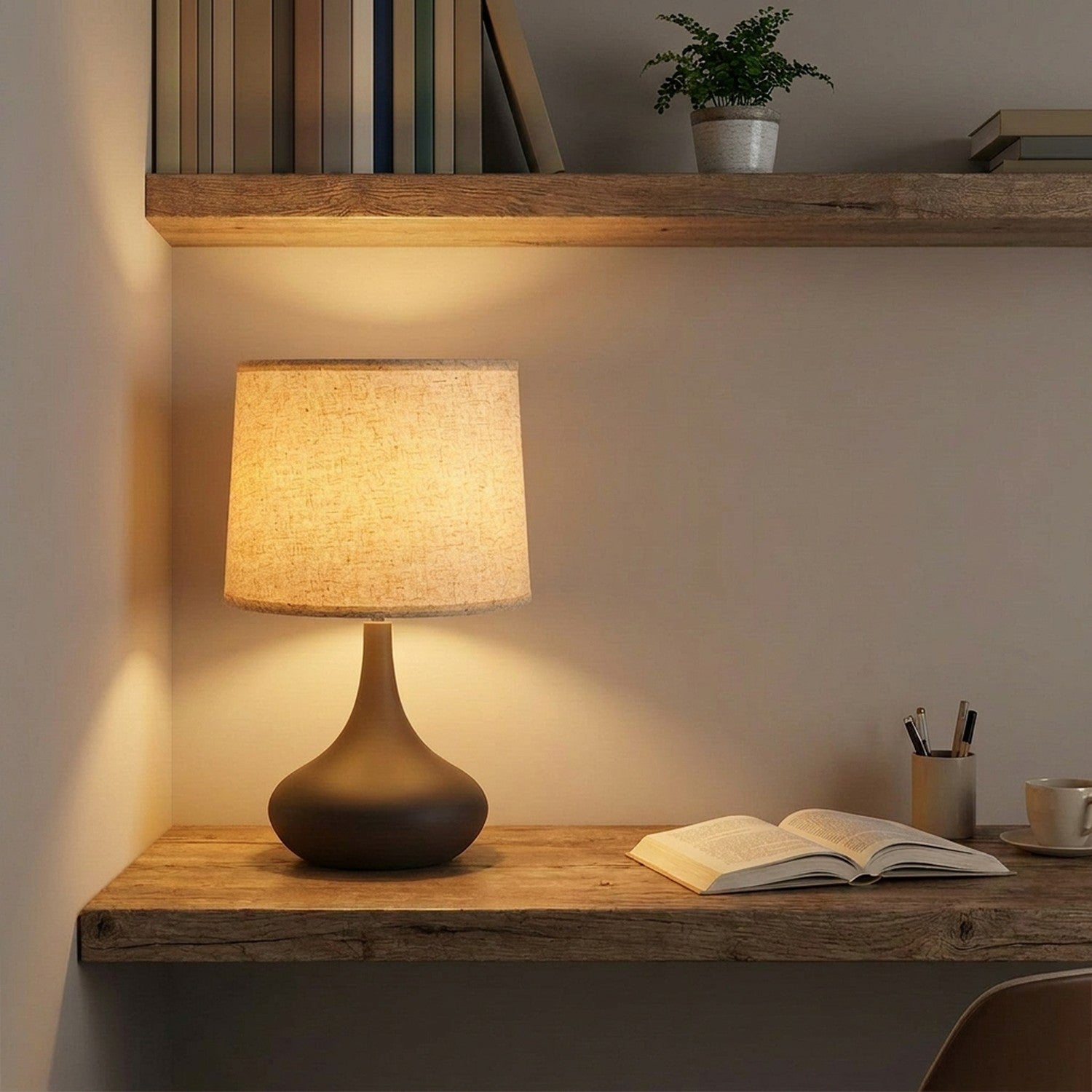 Abat-jour tambour lin beige sur lampe de bureau dans bibliothèque lumineuse
