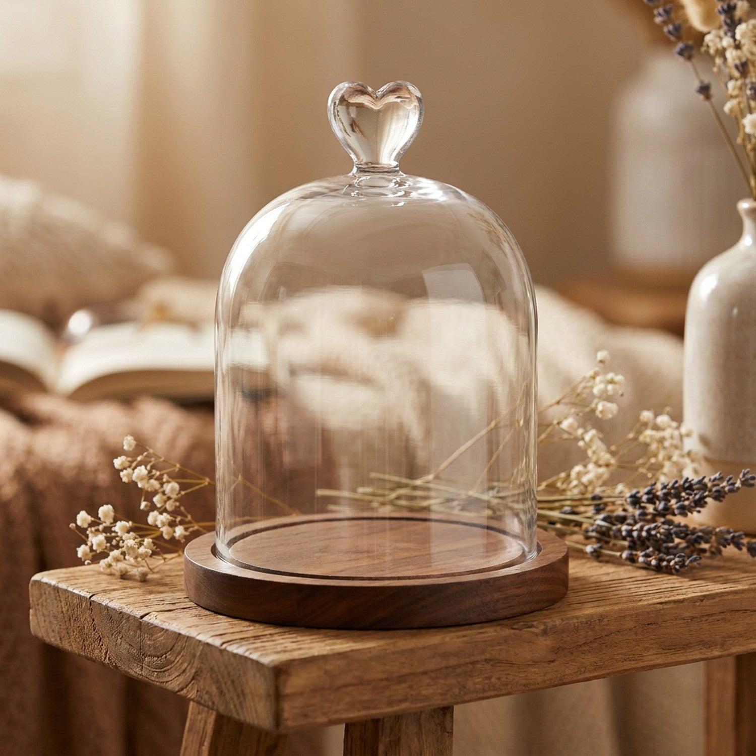 Cloche décorative cœur sur étagère fleurs séchées