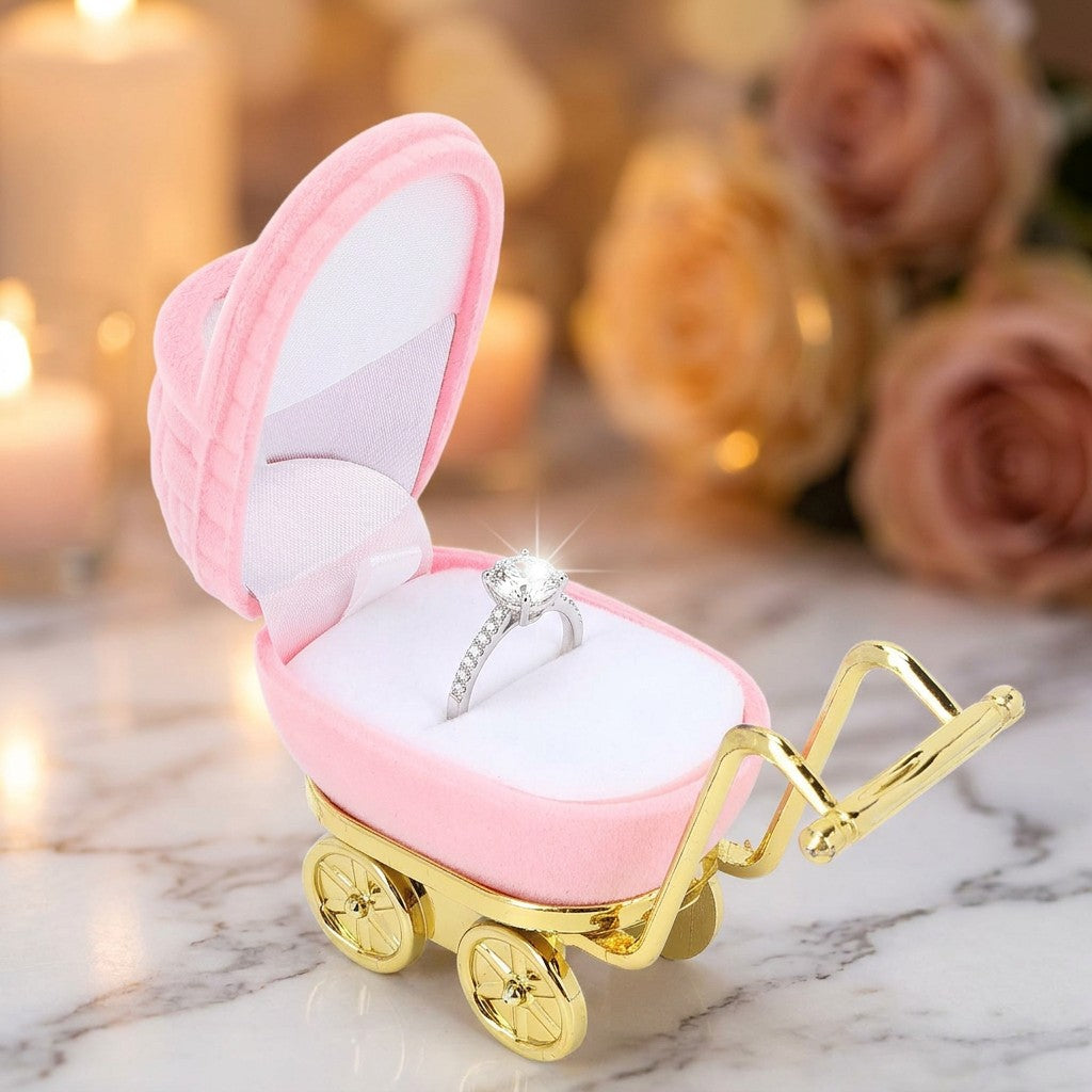 Coffret landau rose sur marbre avec bague et fleurs en fond