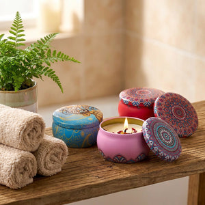 Bougies parfumées mandala sur une étagère de salle de bain avec serviettes