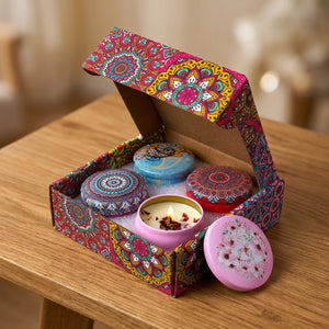 Coffret de 4 bougies parfumées en boîtes métalliques au motif mandala coloré dans un écrin cadeau