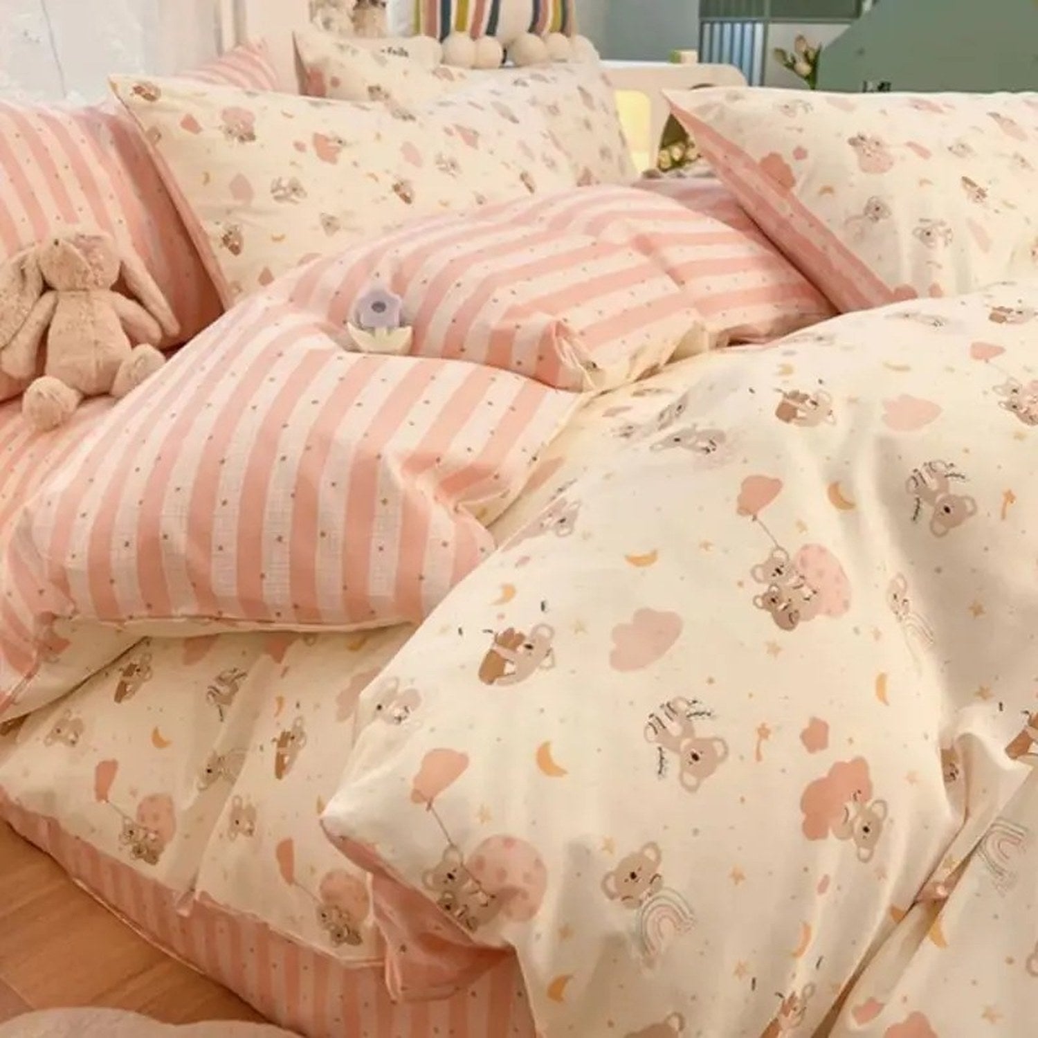 Housse de couette koala et ballons sur fond crème avec revers rayé rose