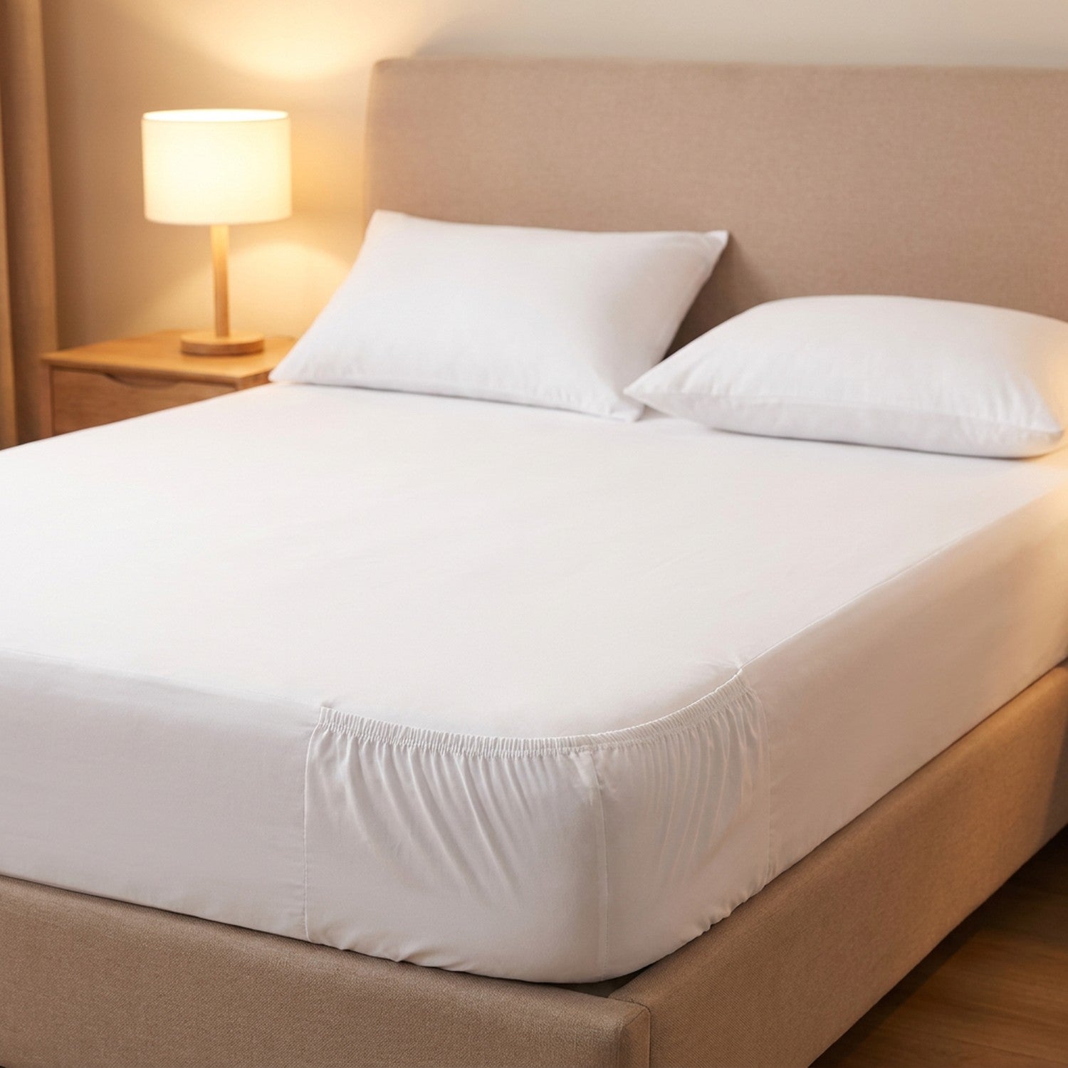 drap-housse en coton blanc posé sur un lit dans une chambre lumineuse