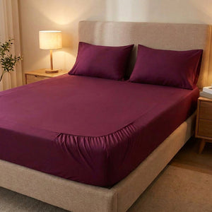 drap-housse en coton grenat sur un lit