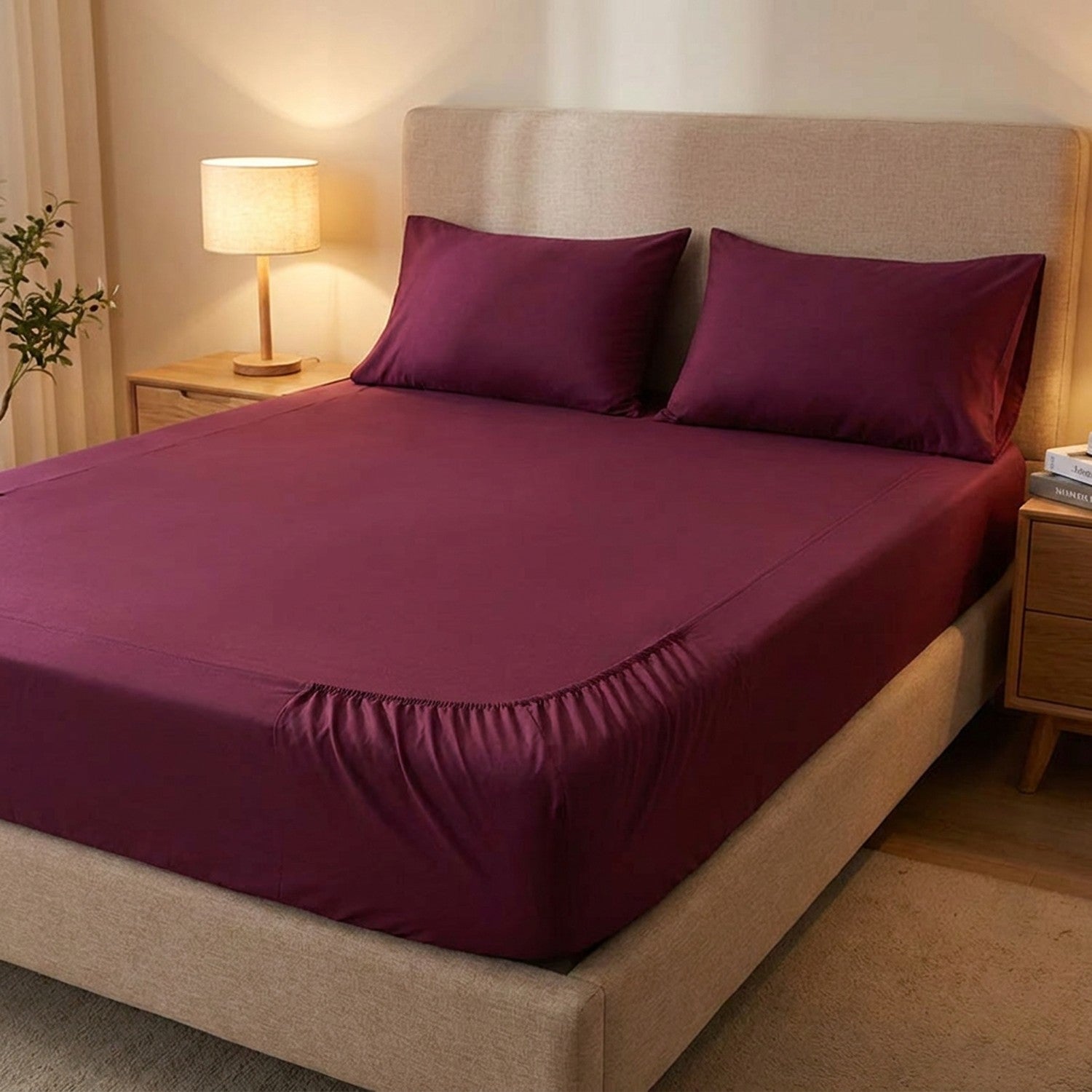 drap-housse en coton grenat sur un lit