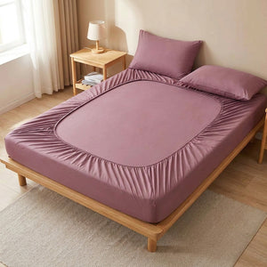 drap-housse en coton vieux rose sur un lit