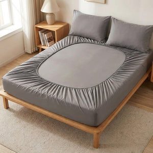 drap-housse en coton gris sur un lit