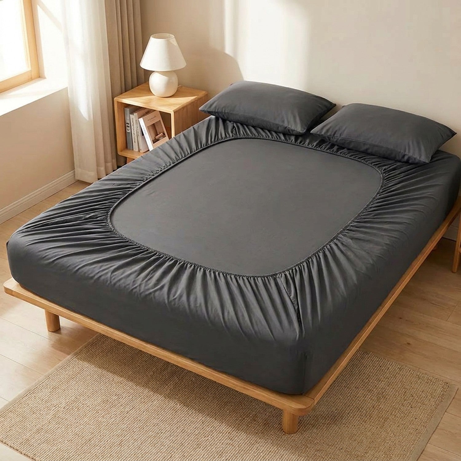 drap-housse en coton gris foncé sur un lit