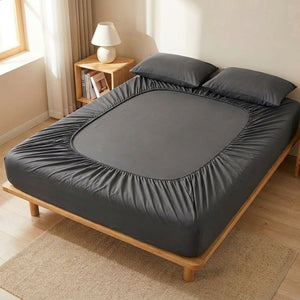 drap-housse en coton gris foncé sur un lit