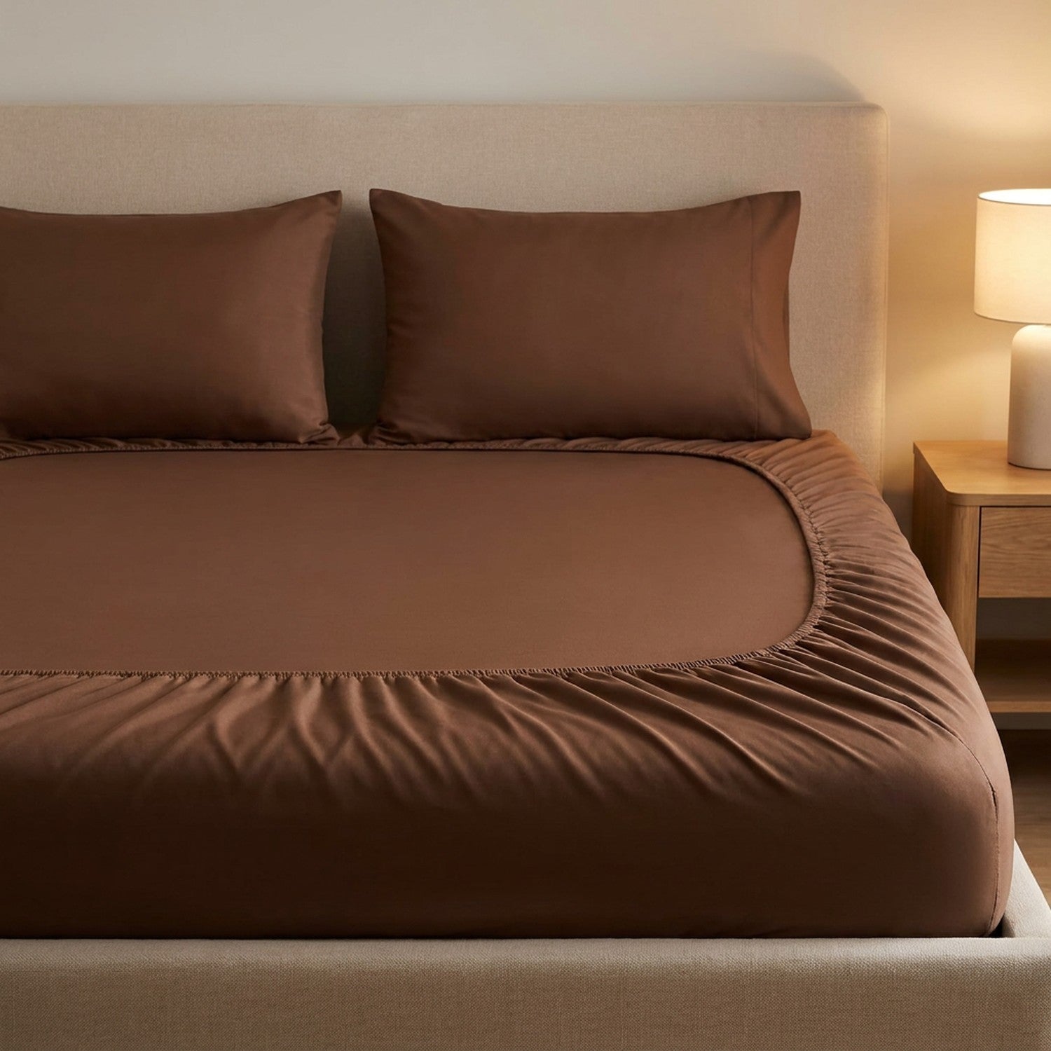 drap-housse en coton marron sur un lit