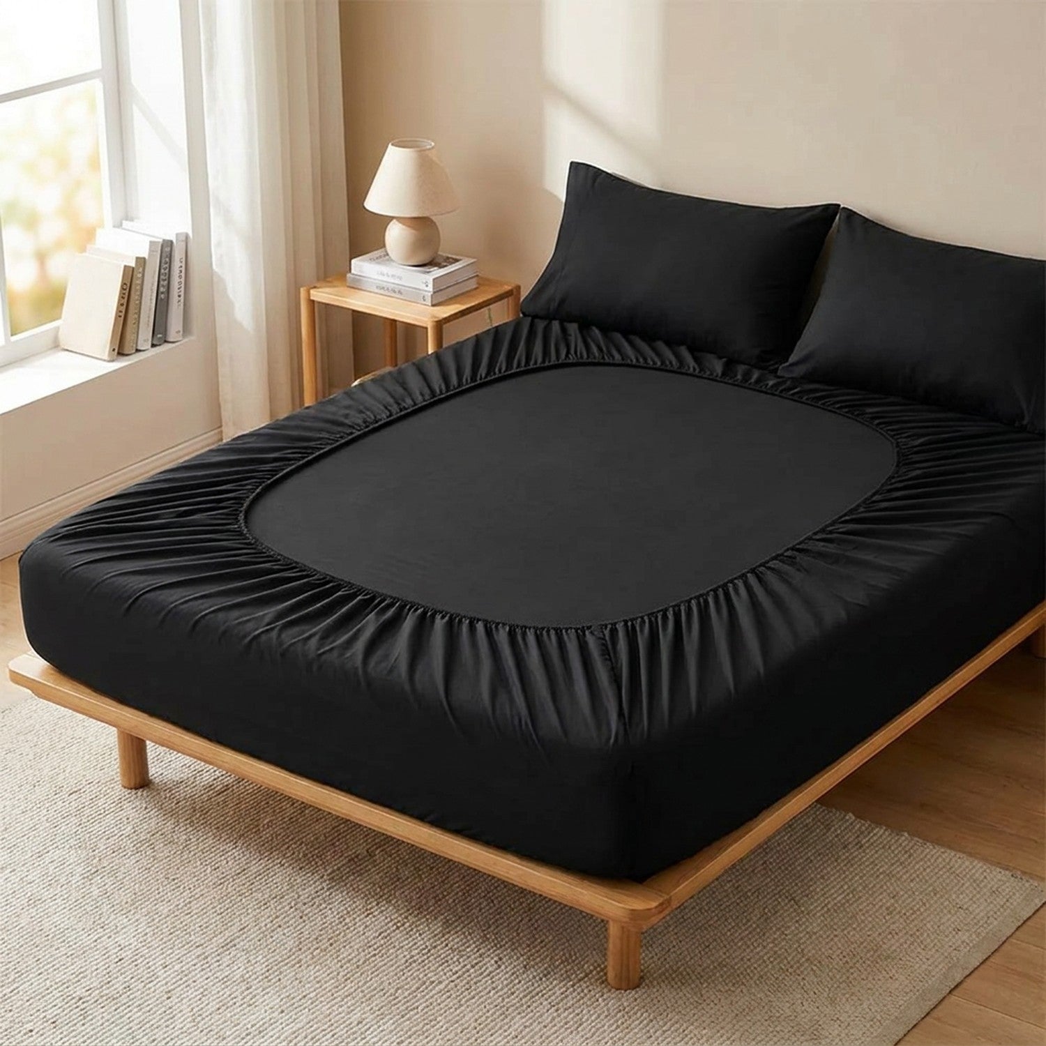 drap-housse en coton noir sur un lit