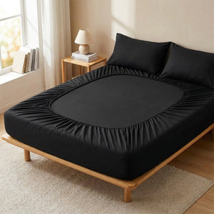 drap-housse en coton noir sur un lit