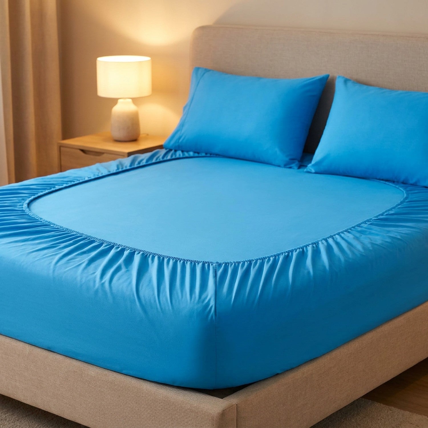 drap-housse en coton bleu sur un lit