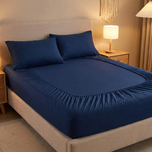 drap-housse en coton bleu foncé sur un lit