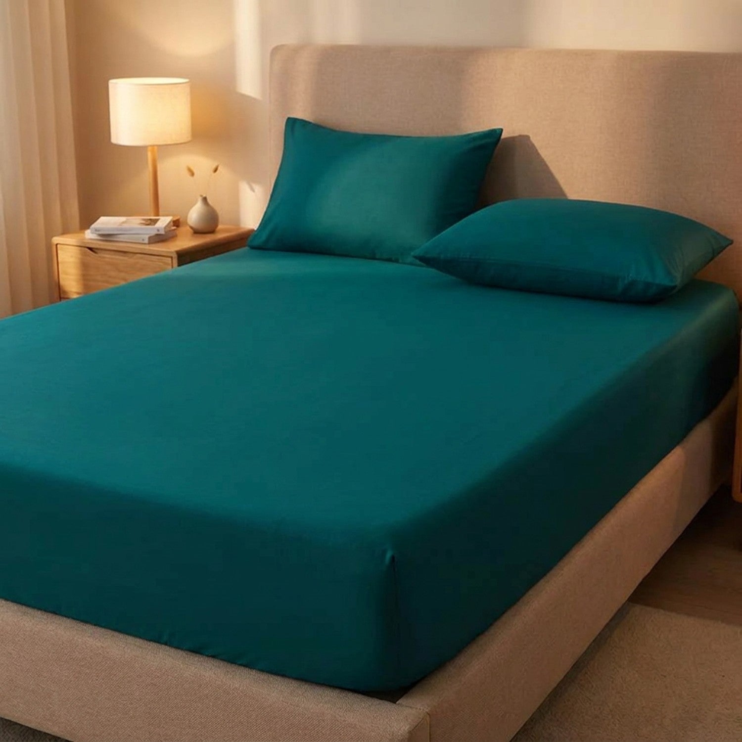 drap-housse en coton turquoise sur un lit