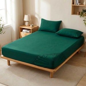 drap-housse en coton vert foncé sur un lit