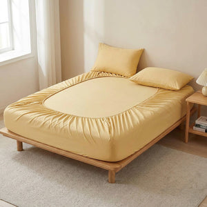 drap-housse en coton jaune sur un lit
