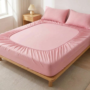 drap-housse en coton rose sur un lit