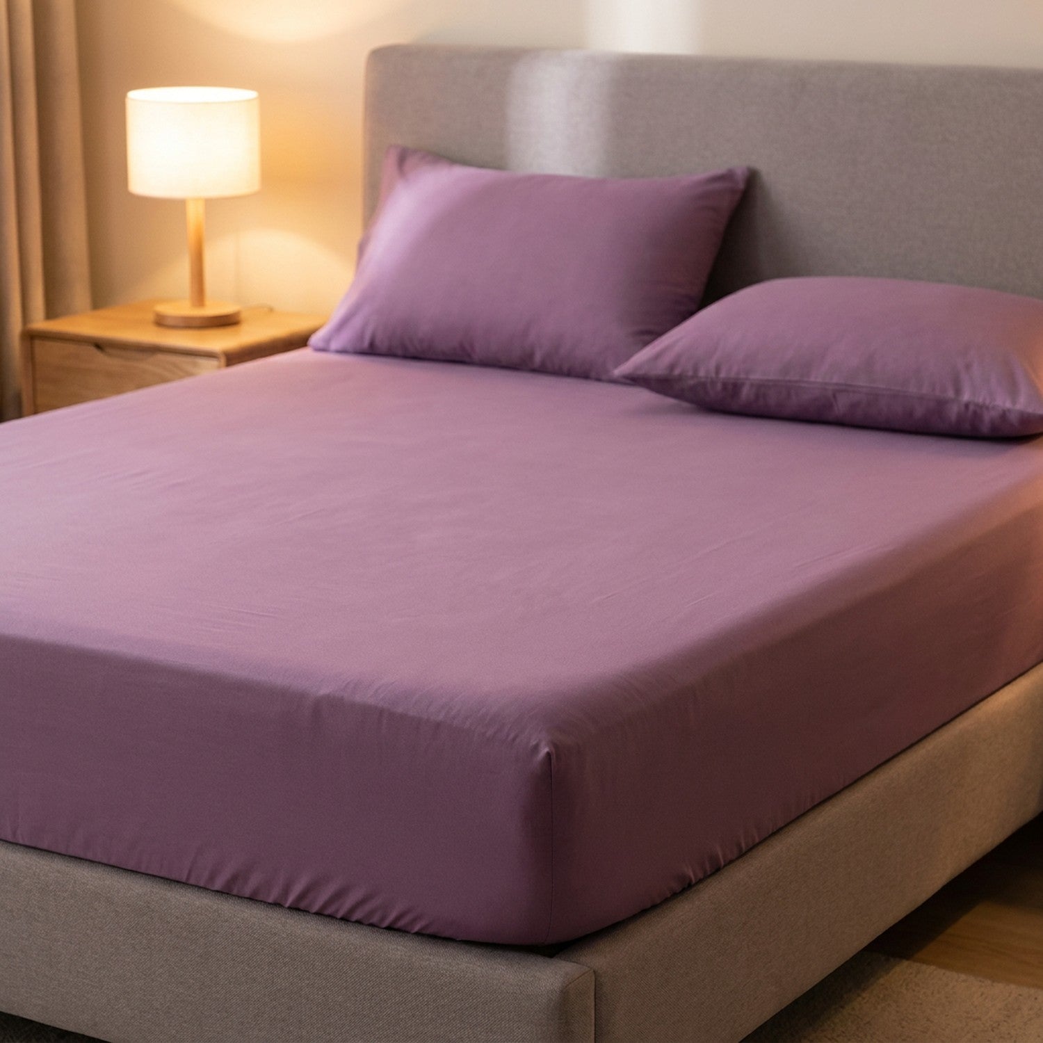 drap-housse en coton violet sur un lit