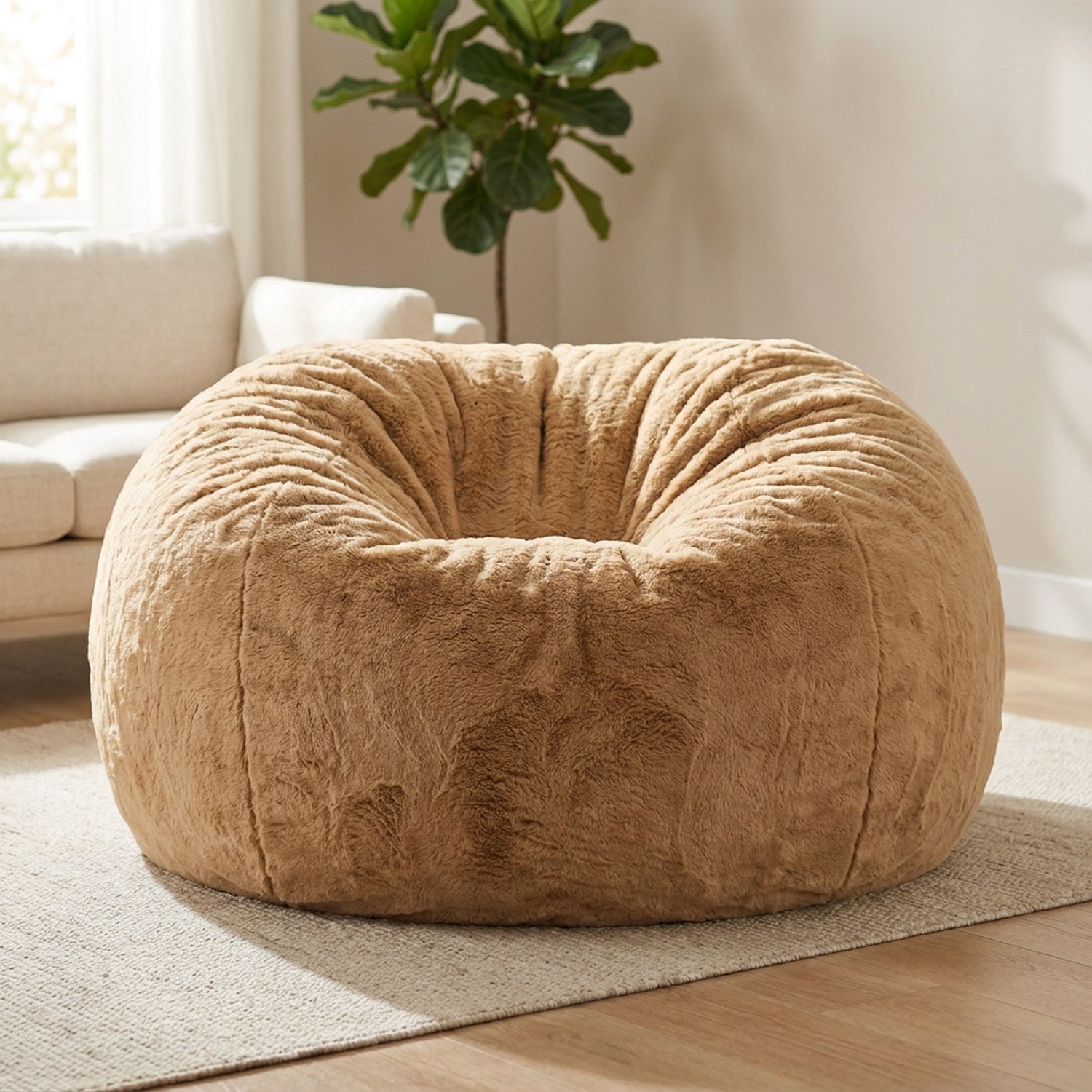 Pouf géant en fausse fourrure beige posé au sol dans un salon