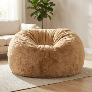 Pouf géant en fausse fourrure beige posé au sol dans un salon
