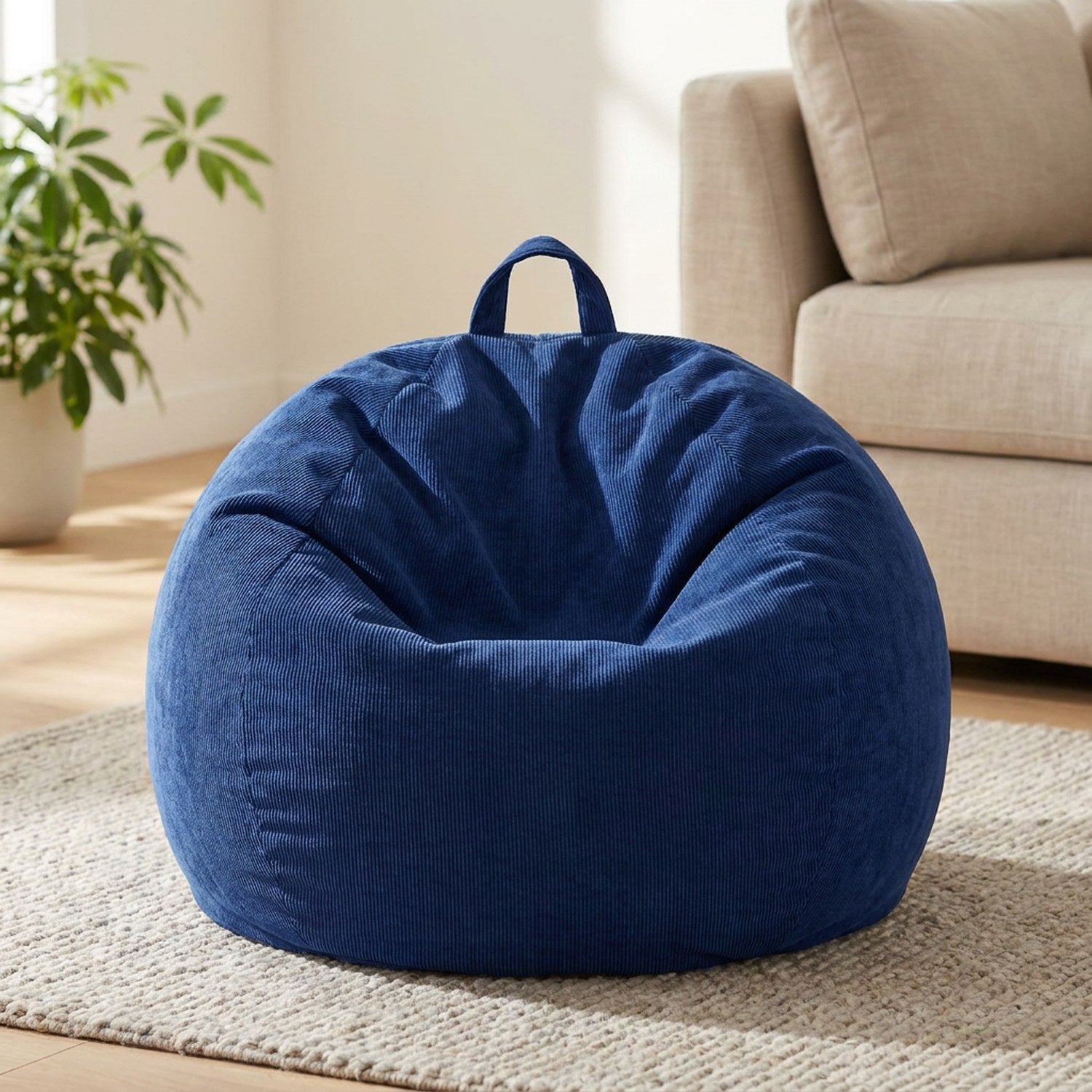 Housse de pouf poire en velours côtelé bleu marine dans un salon