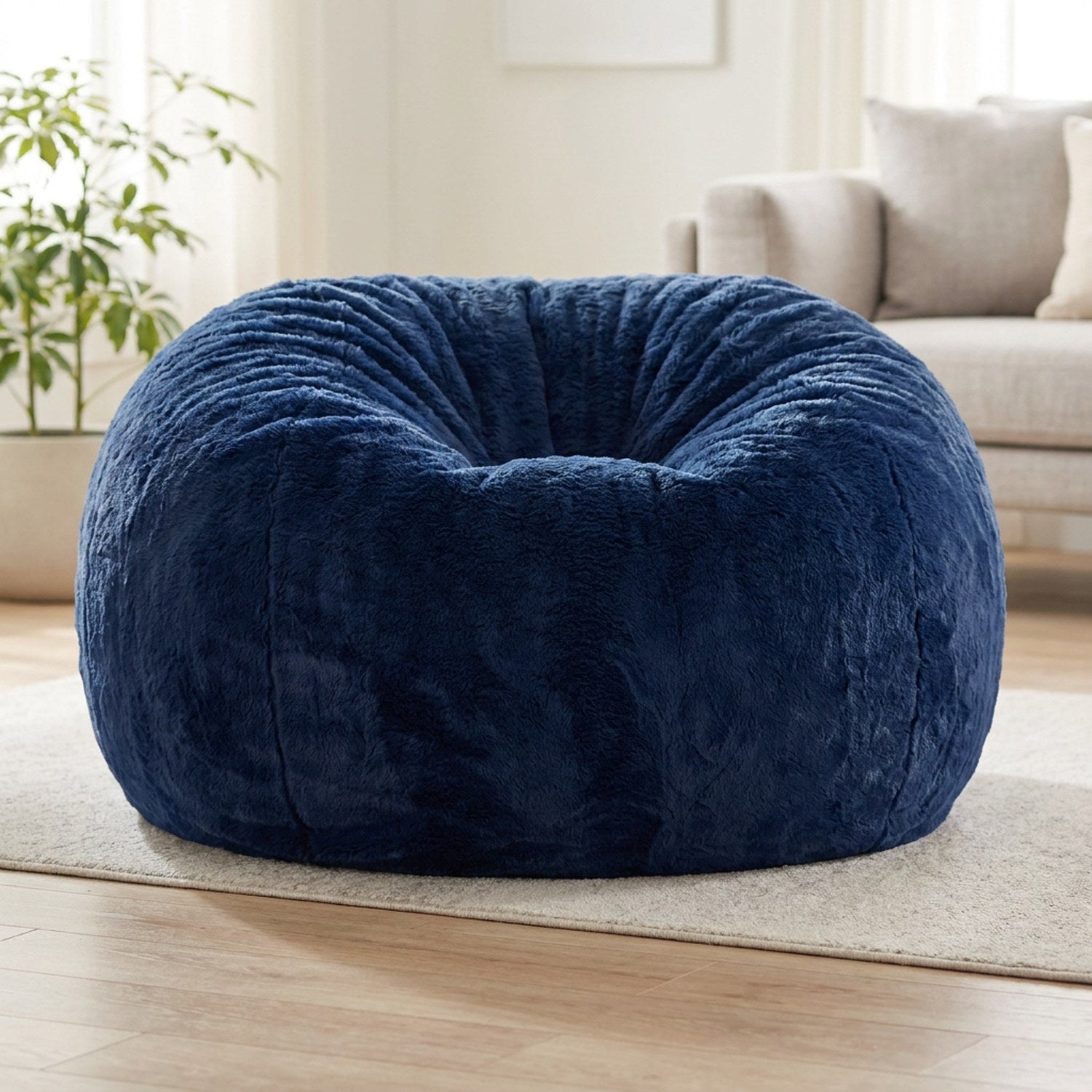 Pouf géant en fausse fourrure bleu marine posé au sol dans un salon