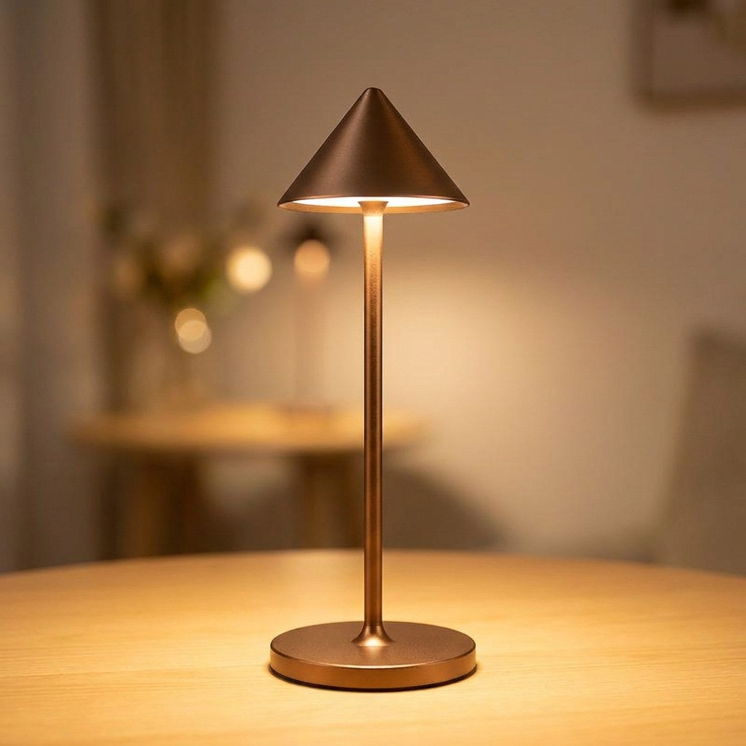 Lampe de table sans fil brune allumée sur une table en bois