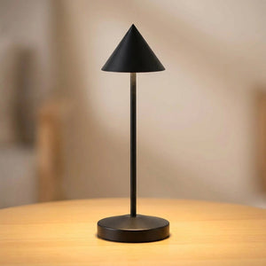 Lampe de table sans fil noire allumée sur une table en bois