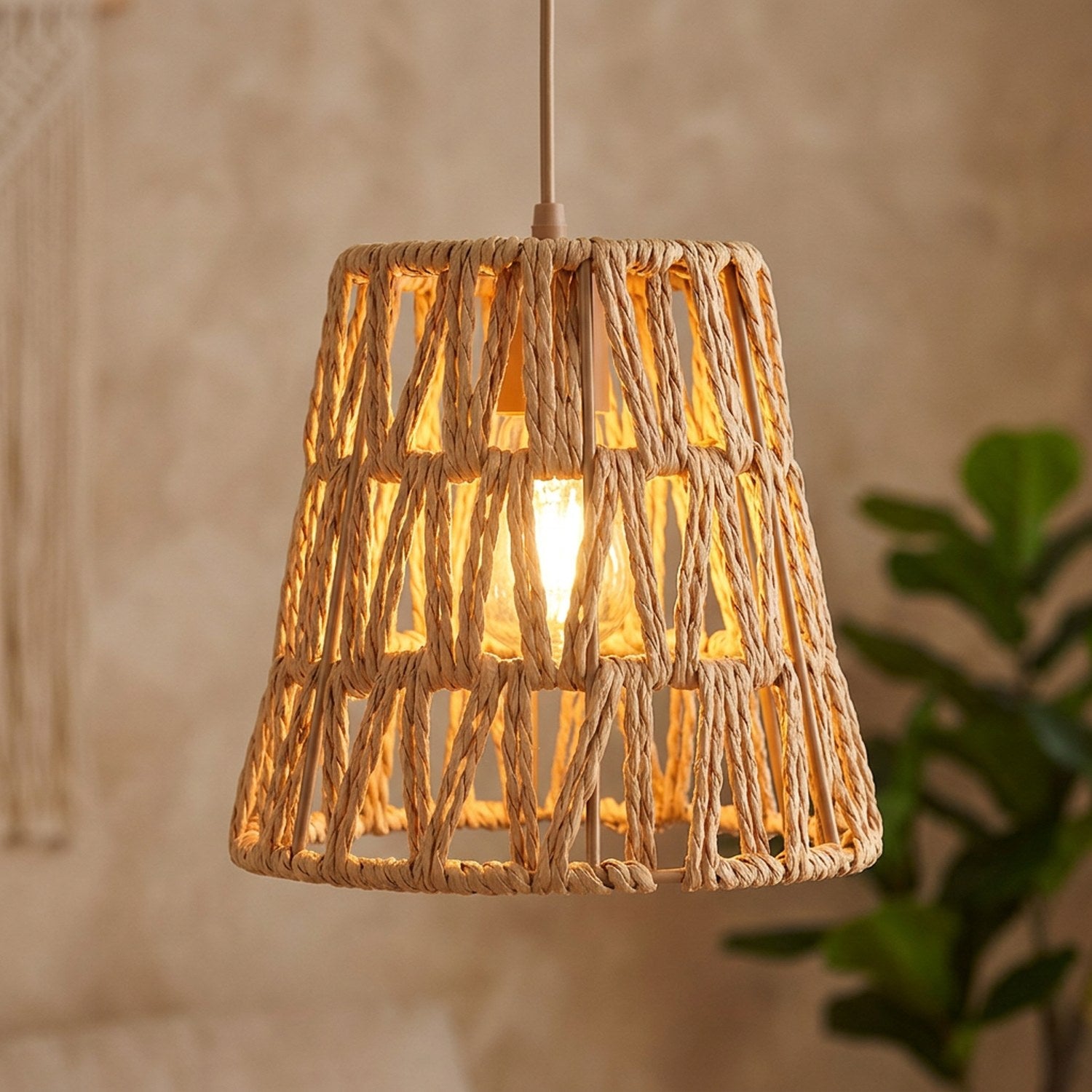 Abat-jour suspension modèle cône ajouré en fibre tressée beige aspect rotin