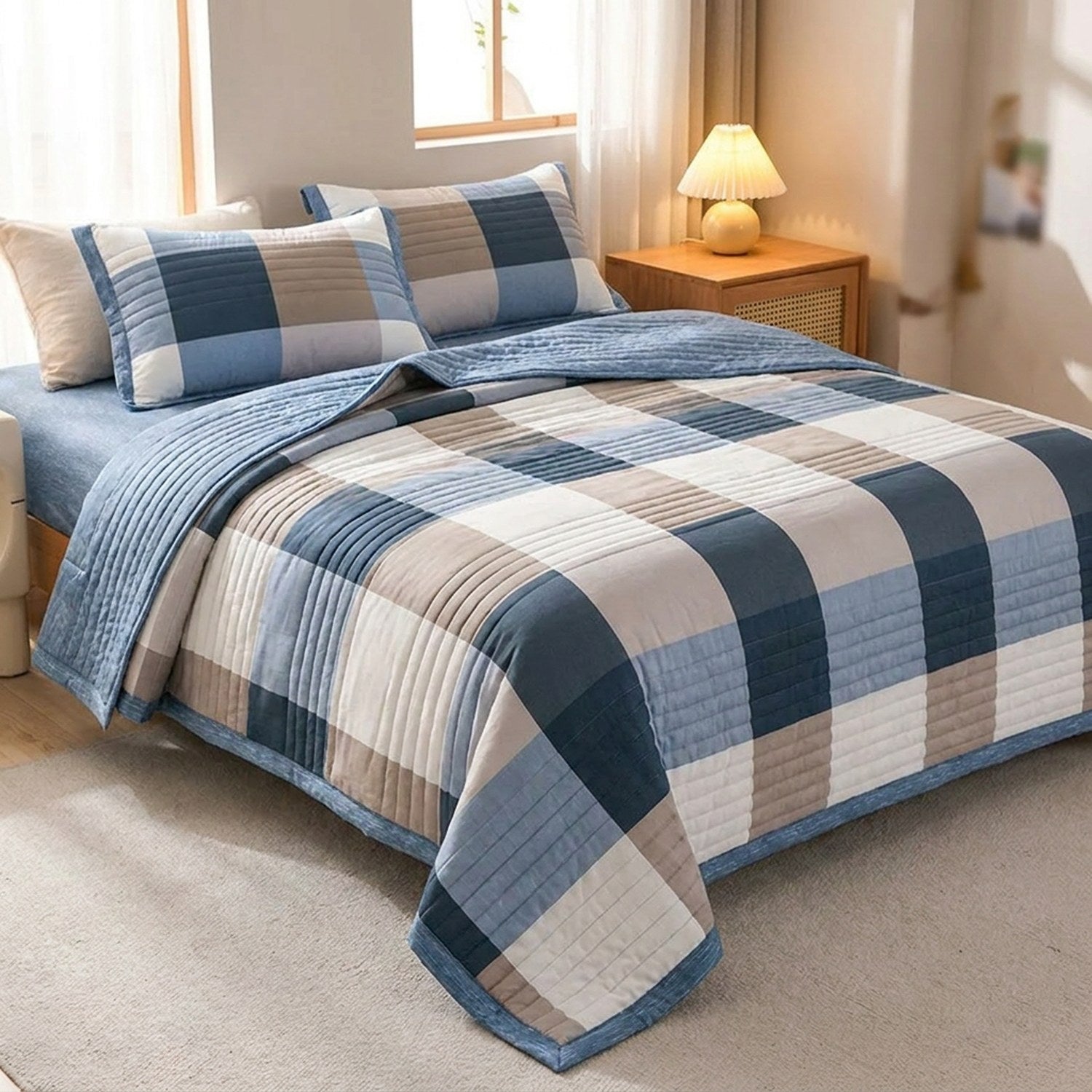 Couette d'été à carreaux bleu marine et beige sur un lit dans une chambre moderne