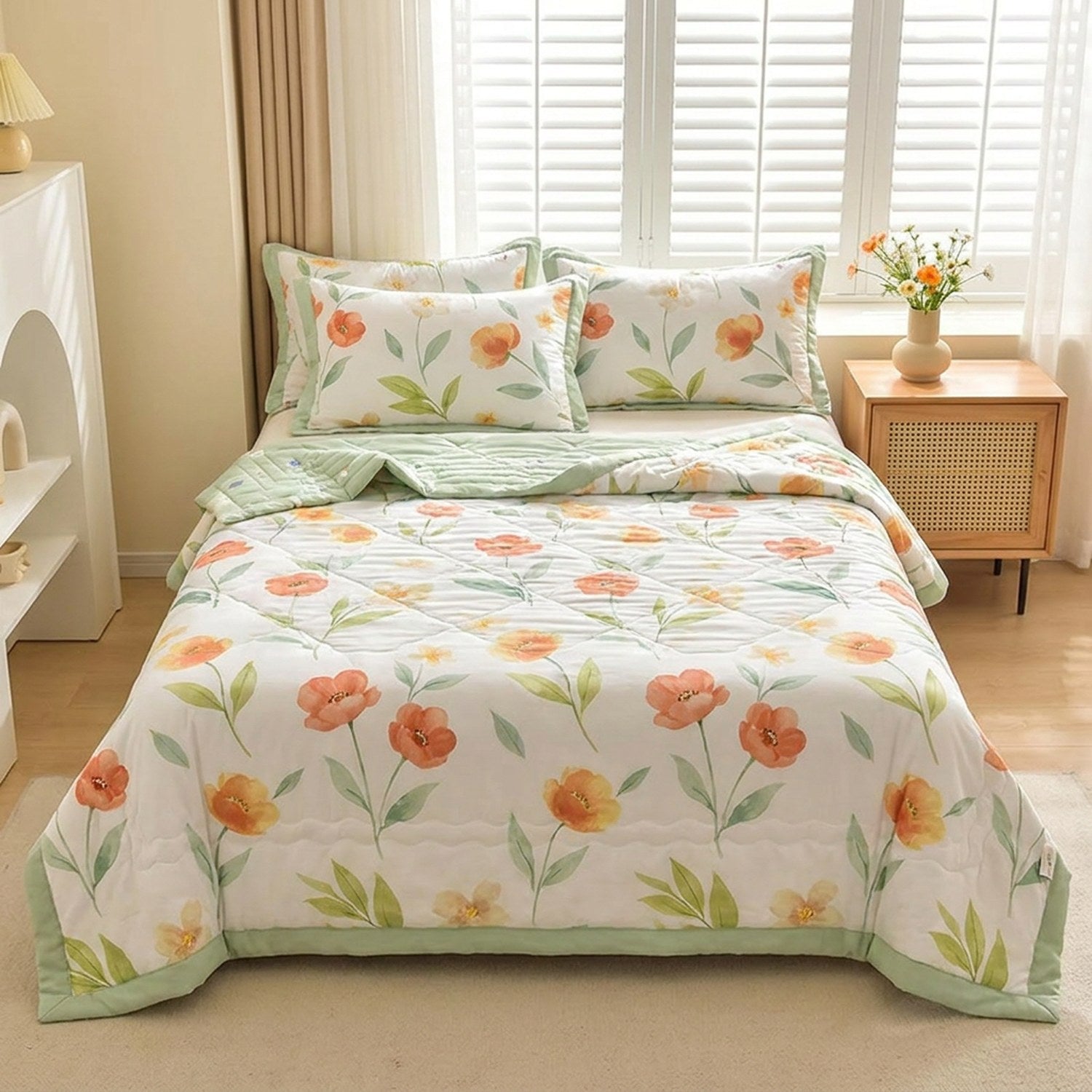 Couette d'été à fleurs orange coquelicots sur un lit fait avec coussins assortis