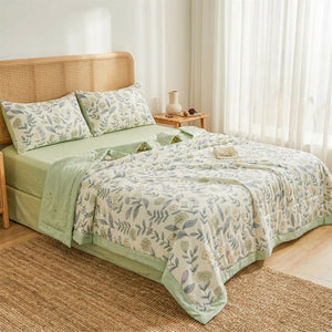 Couette d'été vert sauge dans une chambre lumineuse avec tête de lit en rotin