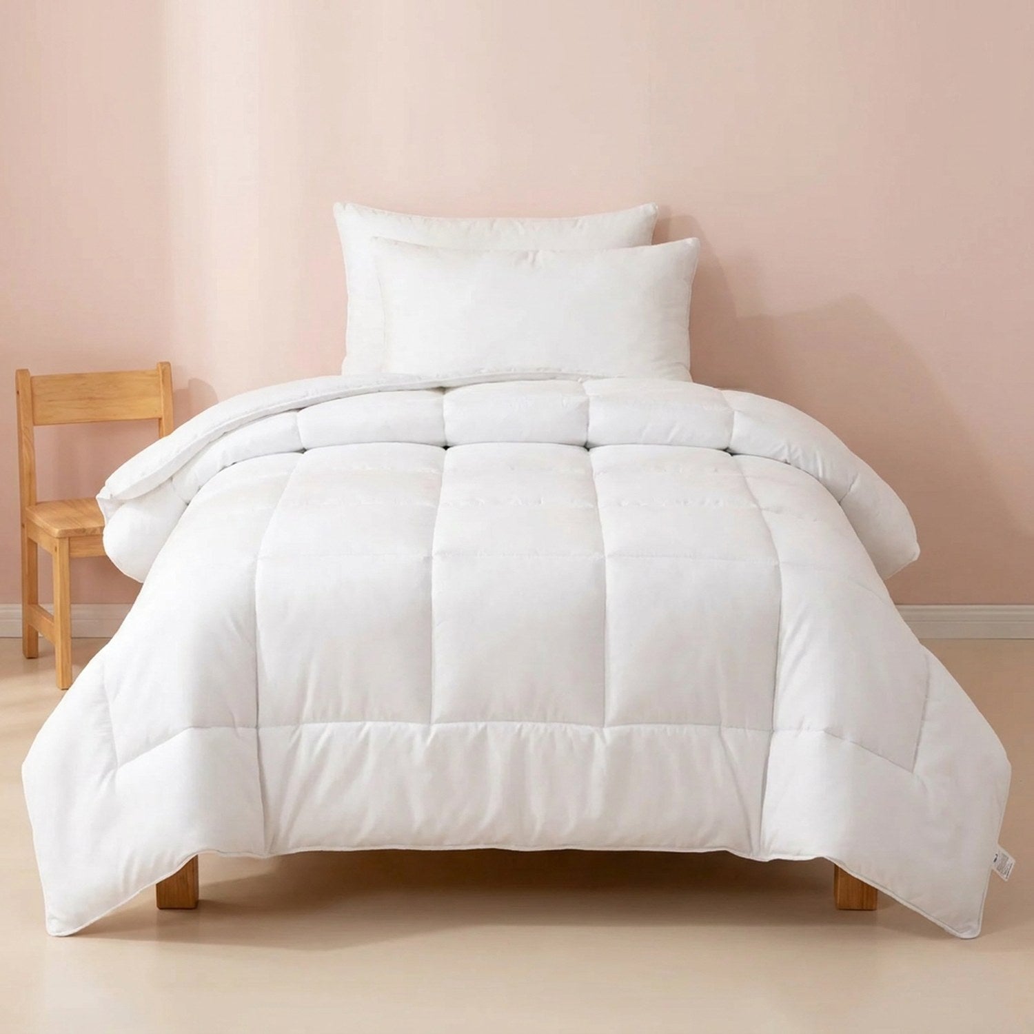 Couette d'hiver blanche dans une chambre d'enfant lumineuse avec petite chaise en bois