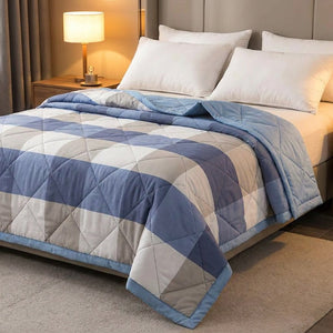 Couette d'été à carreaux bleus sur un lit dans une chambre moderne avec lampe de chevet