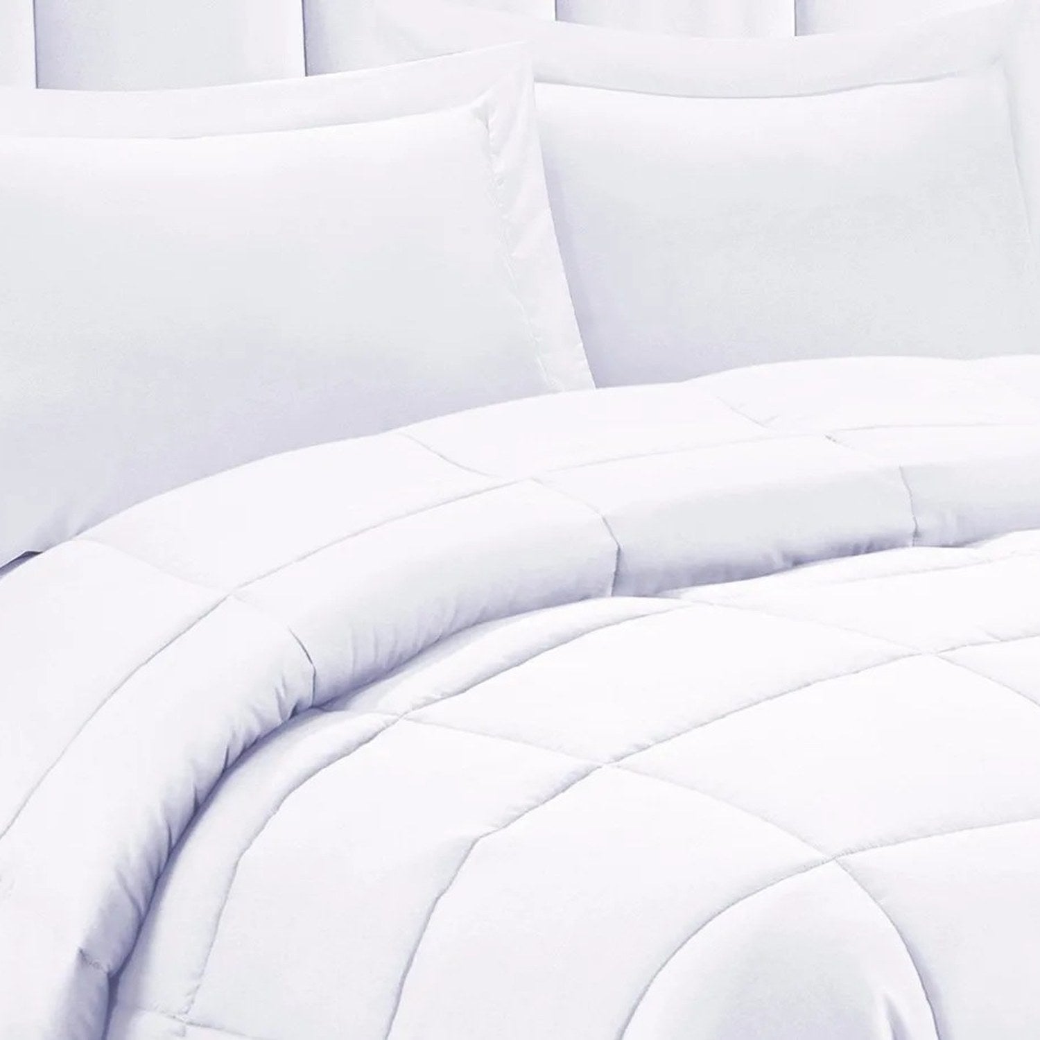 Détail du piquage en caissons de la couette microfibre blanche