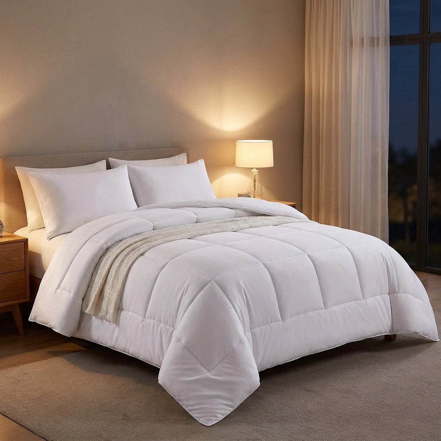 Couette blanche dans une chambre moderne avec lampe de chevet allumée