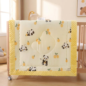 Couette bébé motif pandas avec bordure jaune à pois dans un berceau